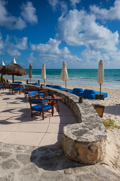 Luxus blaue Liegestühle am Strand, Mexiko — Stockfoto