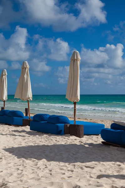 Chaises de plage bleues de luxe sur la plage, Mexique — Photo