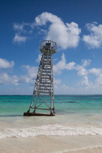 La torre salvavidas destruida por el huracán en la playa Play —  Fotos de Stock