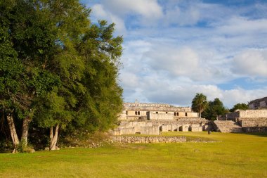Görkemli Kabah kalıntıları, Meksika. 