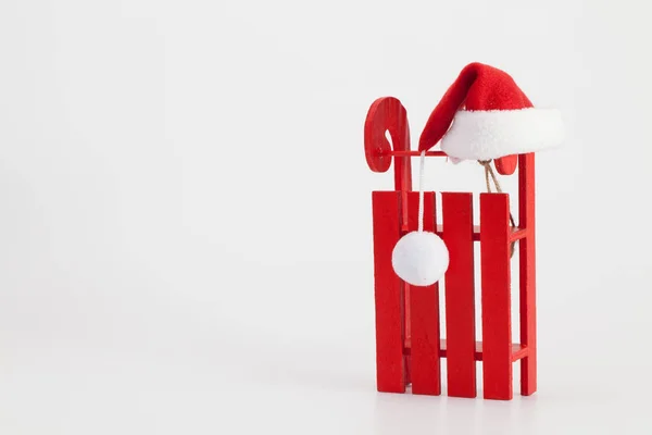 Санта Клаус Красный Вудден санки с Санта-Кап изолированы на белом т — стоковое фото