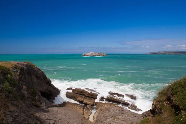 Leuchtturm auf der kleinen Insel Santander, Spanien — Stockfoto