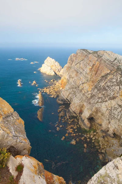 Pohled na nebezpečí útesů Cabo Penas, Španělsko — Stock fotografie