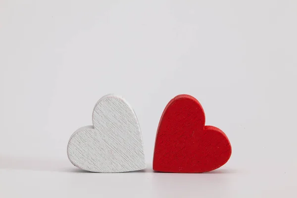 Corazón de madera rojo y blanco sobre fondo blanco . — Foto de Stock