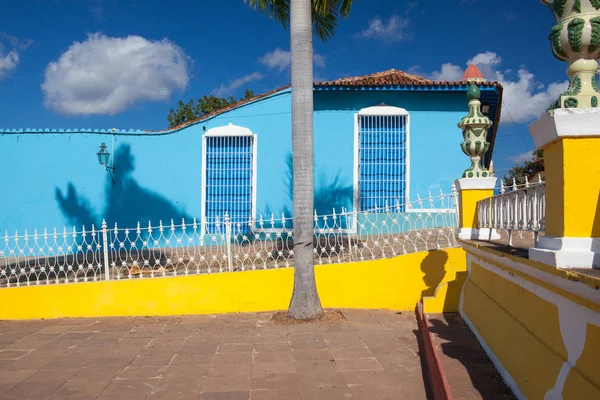 Típico edificio colonial con ventana de rejilla de madera en Trinidad , —  Fotos de Stock