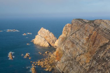 Görünüm tehlike kayalıklarla Cabo Penas, İspanya