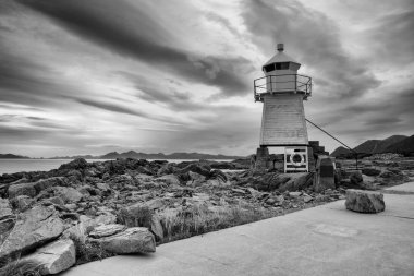 Gün batımında, Norveç Laukvik içinde iskelede