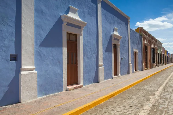 Typische koloniale straat in Campeche, Mexico. — Stockfoto