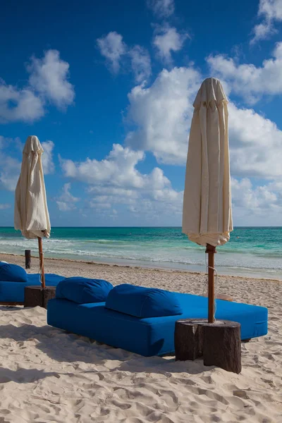 Роскошные синие пляжные стулья на пляже, Мексика — стоковое фото