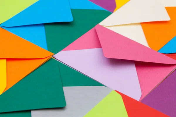 Forskellige farvede konvolutter på skrivebordet - Stock-foto