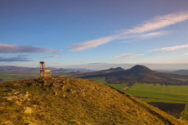 Vue depuis le sommet de la colline de Rana et chaise en bois au lever du soleil . — Photo