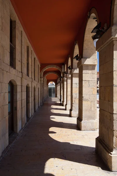 Portici e colonne antica città di Aviles, Spagna — Foto Stock
