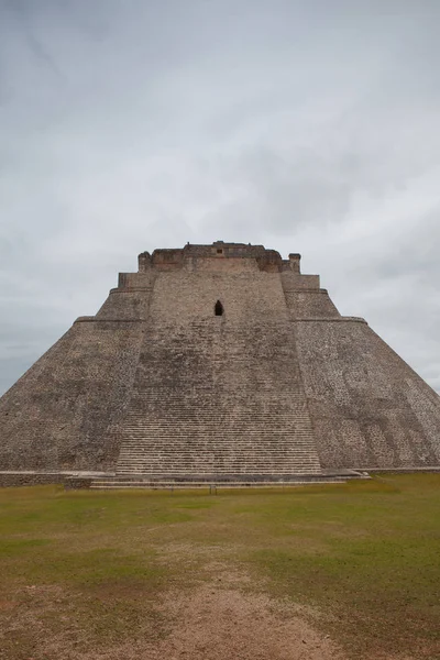 Majestuosas ruinas de la ciudad Maya en Uxmal, México . — Foto de Stock