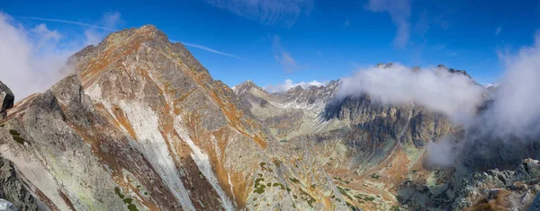 Uitzicht vanaf de top van de berg in de Hoge Tatra, Slowakije — Stockfoto