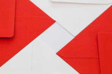 Masanın üzerinde beyaz ve kırmızı zarf