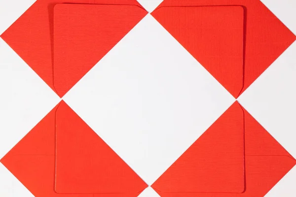 Os envelopes vermelhos na mesa branca — Fotografia de Stock