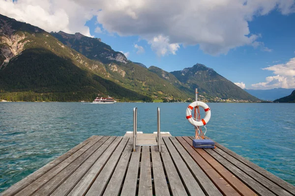 Sjön Achen, trä trappa på sjön (Österrike). — Stockfoto