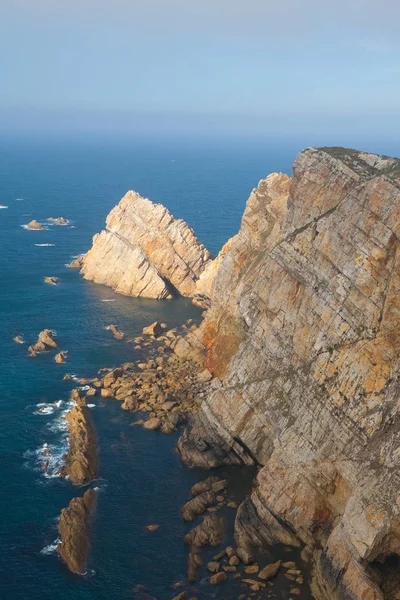 Pohled na nebezpečí útesů Cabo Penas, Španělsko — Stock fotografie