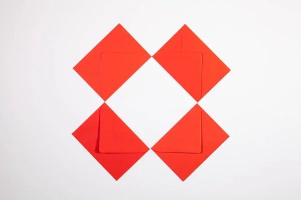 Червоні конверти на столі — стокове фото