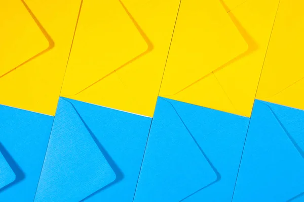 Синьо-жовті конверти на столі — стокове фото