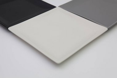 Siyah, beyaz ve gri kare tabak suşi için 