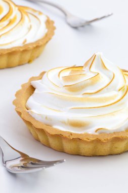 İki limon tartalets beyaz masa