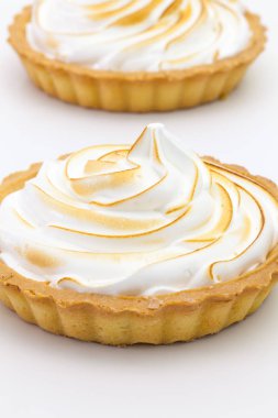 İki limon tartalets beyaz masa
