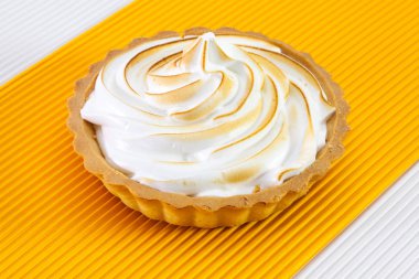 Beyaz masa üzerinde bir limon tartalets 