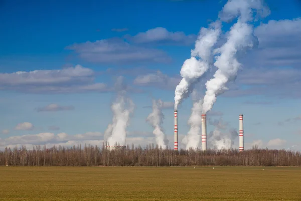 Opalanych węglem elektrowni w krajobrazie rolniczym wiosna. Cz — Zdjęcie stockowe