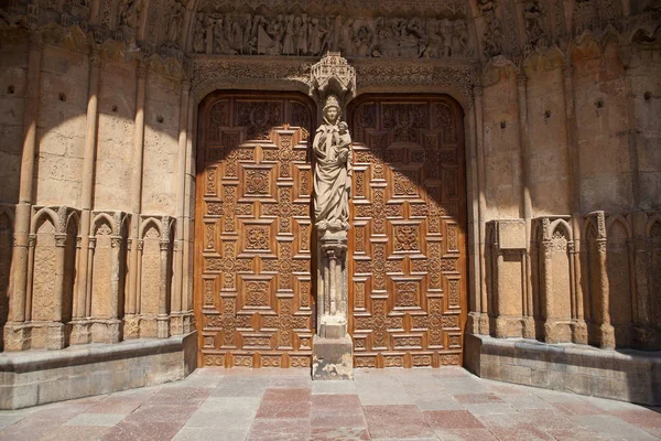 Drzwi główne wejście do katedry w Leon, Hiszpania — Zdjęcie stockowe