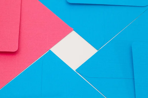 白いテーブルの上の青とピンクの封筒 — ストック写真