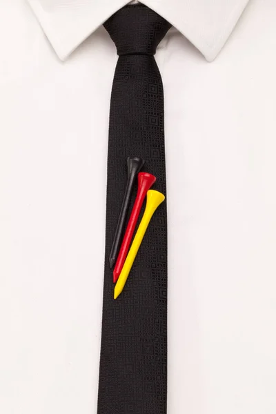 Detaljer om hvit skjorte og svart slips med golfdesign . – stockfoto
