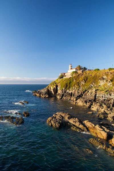 Leuchtturm an der Küste in Cudillero, Spanien — Stockfoto