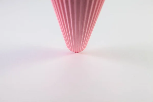 白い机の上ピンク段ロールします。. — ストック写真