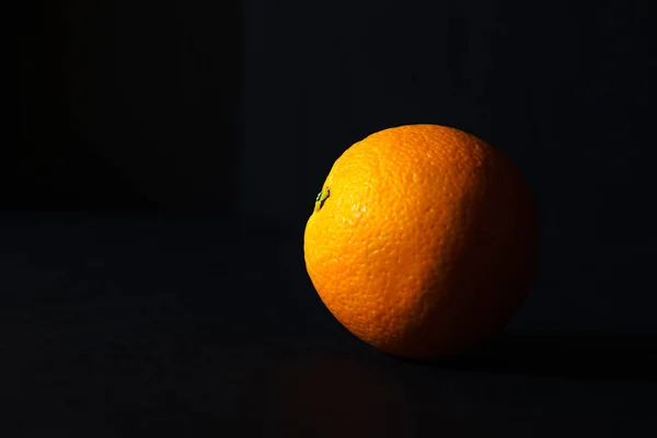 Orange frukt isolerad på svart bakgrund. — Stockfoto