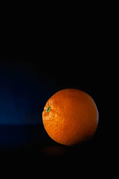 在黑色背景上分离出来的橙子. — 图库照片
