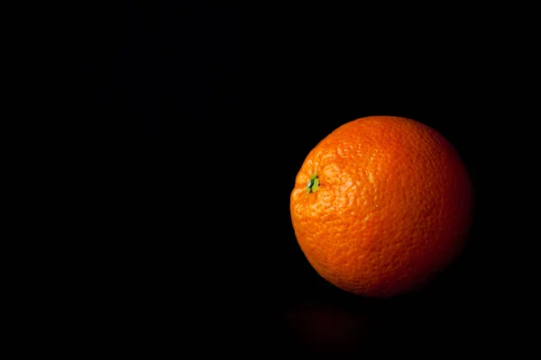 Owoce pomarańczy odizolowane na czarnym tle. — Zdjęcie stockowe