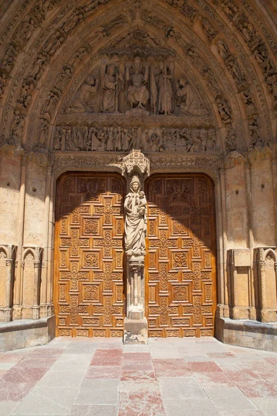 西班牙里昂大教堂正门门 — 图库照片