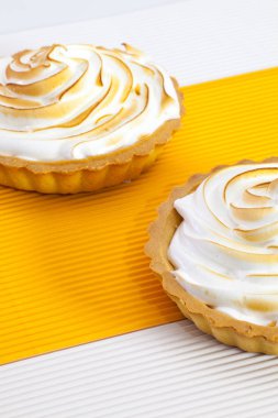 İki limon tartalets beyaz masa 