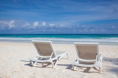 İki beyaz plaj sandalye boş plaj, Yucatan, Meksika