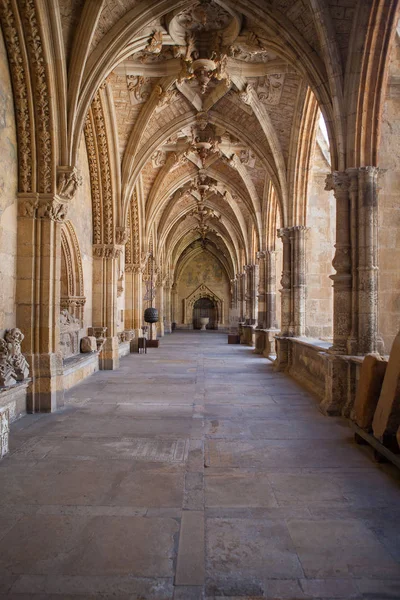 Na dziedzińcu katedry w Leon, Hiszpania — Zdjęcie stockowe