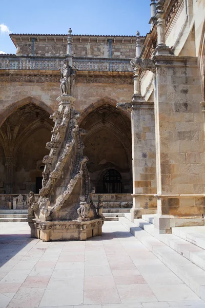 El patio de la catedral en León, España — Foto de Stock