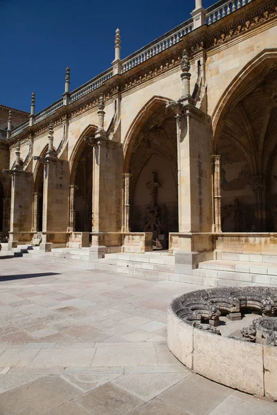 El patio de la catedral en León, España —  Fotos de Stock