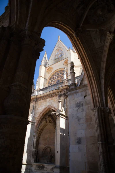 O pátio da catedral em Leon, Espanha — Fotografia de Stock