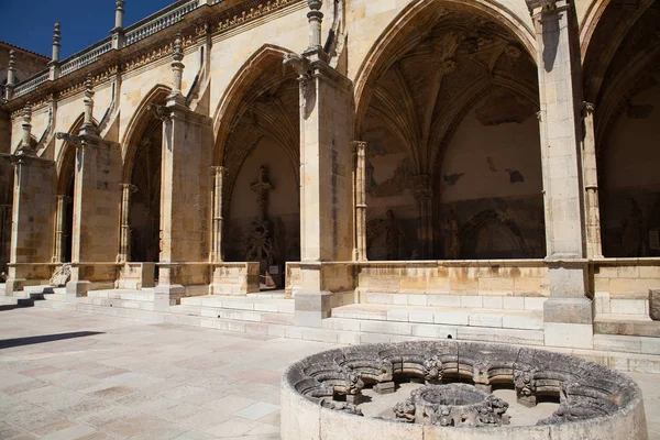 レオン、スペインの大聖堂のコートヤード — ストック写真