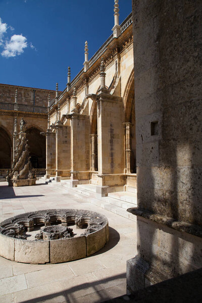 Двор собора в Леоне, Испания
