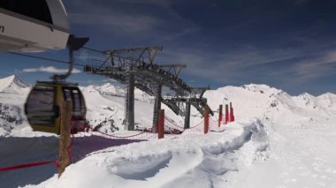 Bad Gastein, Avusturya - Nisan 2,2018: insanlar binmek gondol kötü Gastein.It kablo otomobilin yüksek Tauern'in dağlarda Avusturyalı bir spa ve Kayak şehir olduğunu. Belle epoque oteller ve villalar, dik, ormanlık yamaçların üzerinde inşa tanınır.