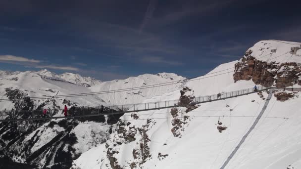 坏加施泰因奥地利 22018 桥梁在山峭壁 著名滑雪胜地的吸引力在奥地利 坏加施泰因 在奥地利 Stubnerkogel 的坏加施泰因滑雪升降机顶站 — 图库视频影像