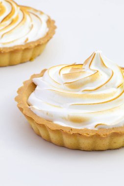 İki limon tartalets beyaz masa