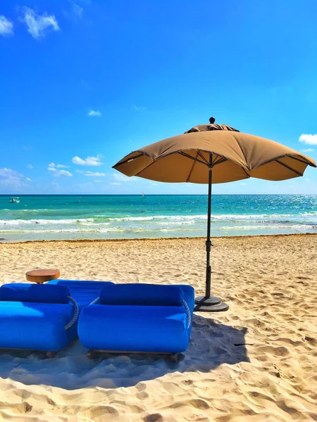 Chaises de plage bleues de luxe sur la plage vide, Mexique — Photo